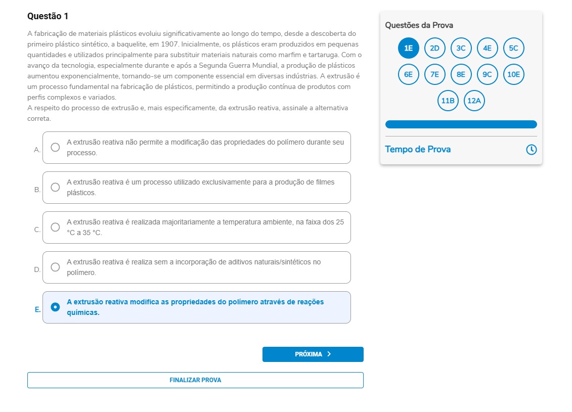 Questão 1 A fabricação de materiais plásticos evoluiu significativamente ao longo do tempo, desde a descoberta do primeiro plástico sintético, a baquelite, em 1907. Inicialmente, os plásticos eram produzidos em pequenas quantidades e utilizados principalmente para substituir materiais naturais como marfim e tartaruga. Com o avanço da tecnologia, especialmente durante e após a Segunda Guerra Mundial, a produção de plásticos aumentou exponencialmente, tornando-se um componente essencial em diversas indústrias. A extrusão é um processo fundamental na fabricação de plásticos, permitindo a produção contínua de produtos com perfis complexos e variados. A respeito do processo de extrusão e, mais especificamente, da extrusão reativa, assinale a alternativa correta. Alternativas A) A extrusão reativa não permite a modificação das propriedades do polímero durante seu processo. B) A extrusão reativa é um processo utilizado exclusivamente para a produção de filmes plásticos. C) A extrusão reativa é realizada majoritariamente a temperatura ambiente, na faixa dos 25 °C a 35 °C. D) A extrusão reativa é realiza sem a incorporação de aditivos naturais/sintéticos no polímero. E) A extrusão reativa modifica as propriedades do polímero através de reações químicas.