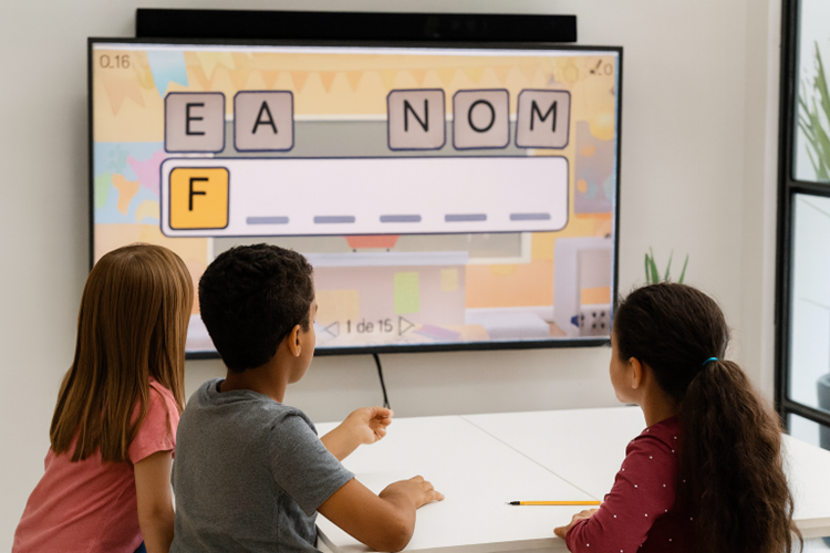 Na Etapa 03, você deverá realizar uma apresentação do recurso desenvolvido e aplicá-lo com um grupo de, pelo menos, três pessoas. Esse grupo pode incluir estudantes reais, funcionários do polo ou até mesmo membros da sua família. Como parte desse processo, é essencial comprovar a aplicação da atividade por meio de fotografias ou prints de telas, enfim, registros que evidenciam a interação das pessoas com o seu recurso.