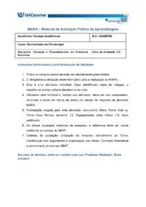 Durante uma partida de futebol amador realizada em uma quadra esportiva, um jogador de aproximadamente 22 anos colide com outro atleta e cai ao solo. Após a queda, ele permanece consciente, porém relata forte dor no tornozelo direito, apresenta edema local e dificuldade para apoiar o pé no chão. Algumas pessoas ao redor sugerem movimentá-lo imediatamente, enquanto outras demonstram insegurança sobre qual conduta adotar. Você, como profissional treinado em primeiros socorros, assume o atendimento inicial até a chegada do suporte especializado.
